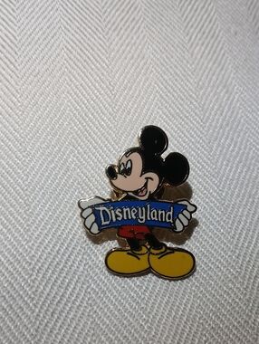 Mickey Mouse holding a Disneyland banner - Disney Pin